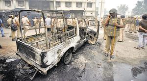 A burnt police vehicle inside New Delhi’s Tis Hazari Court Complex after a dispute over parking in the afternoon escalated into a full-blown clash between the police and lawyers on Saturday.(Amal KS/HT PHOTO) A burnt police vehicle inside New Delhi’s Tis Hazari Court Complex after a dispute over parking in the afternoon escalated into a full-blown clash between the police and lawyers on Saturday.(Amal KS/HT PHOTO)
