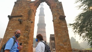 The Supreme Court paused the hearing on Delhi air pollution for 30 minutes and ordered an expert from IIT Delhi to the court for answers .(Amal KS/HT) The Supreme Court paused the hearing on Delhi air pollution for 30 minutes and ordered an expert from IIT Delhi to the court for answers .(Amal KS/HT)