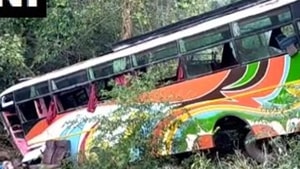 4 people were killed after a bus driver lost control of his vehicle on old Pune-Mumbai highway.(ANI) 4 people were killed after a bus driver lost control of his vehicle on old Pune-Mumbai highway.(ANI)