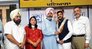 AAP leader Harpal Singh Cheema welcoming Harsmeep Singh Ghagga to the party in Patiala on Monday.(HT PHOTO) AAP leader Harpal Singh Cheema welcoming Harsmeep Singh Ghagga to the party in Patiala on Monday.(HT PHOTO)