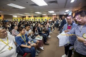 Prospective buyers gather to try and purchase a home at the sales office for the One Eighty residential property, developed by Three Tops Ltd., in Hong Kong.(Bloomberg photo) Prospective buyers gather to try and purchase a home at the sales office for the One Eighty residential property, developed by Three Tops Ltd., in Hong Kong.(Bloomberg photo)