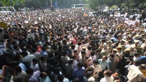 Policemen protest outside the Delhi Police headquarters in ITO.(Raj K Raj/HT photo) Policemen protest outside the Delhi Police headquarters in ITO.(Raj K Raj/HT photo)