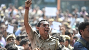 Some of protesting police personnel carried placards that asked for justice and underscored their low morale.(Raj K Raj/HT Photo) Some of protesting police personnel carried placards that asked for justice and underscored their low morale.(Raj K Raj/HT Photo)