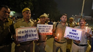 Delhi Police personnel gather outside Police headquarters to protest against the alleged violence against them by lawyers including the Tis Hazari Court clashes, in New Delhi.(Photos by Burhaan Kinu) Delhi Police personnel gather outside Police headquarters to protest against the alleged violence against them by lawyers including the Tis Hazari Court clashes, in New Delhi.(Photos by Burhaan Kinu)