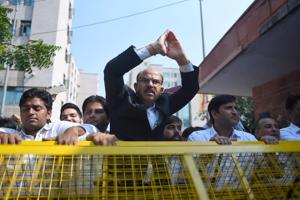 Lawyers protesting outside Saket Court on Wednesday.(Sanchit Khanna/ HT photo) Lawyers protesting outside Saket Court on Wednesday.(Sanchit Khanna/ HT photo)