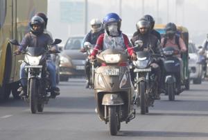 Commuters on the Delhi-Gurugram Expressway amid heavy smog, in Gurugram, on Tuesday, November 5, 2019.(Yogendra Kumar/HT PHOTO) Commuters on the Delhi-Gurugram Expressway amid heavy smog, in Gurugram, on Tuesday, November 5, 2019.(Yogendra Kumar/HT PHOTO)