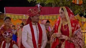 Motichoor Chaknachoor song Kaise Banegi Sarkar: Nawazuddin Siddiqui and Athiya Shetty in a still from the song. Motichoor Chaknachoor song Kaise Banegi Sarkar: Nawazuddin Siddiqui and Athiya Shetty in a still from the song.