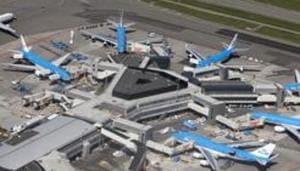 A pilot accidentally set off a hijack alarm on a plane at Amsterdam’s Schiphol airport on Wednesday, triggering a huge security operation by Dutch police.(REUTERS) A pilot accidentally set off a hijack alarm on a plane at Amsterdam’s Schiphol airport on Wednesday, triggering a huge security operation by Dutch police.(REUTERS)
