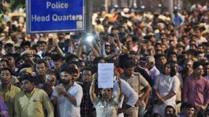 Delhi police personnel hold placards as they gather outside Police headquarters to protest against the alleged attack on police by lawyers at Tis Hazari and Saket court, in New Delhi.(Burhaan Kinu/HT PHOTO) Delhi police personnel hold placards as they gather outside Police headquarters to protest against the alleged attack on police by lawyers at Tis Hazari and Saket court, in New Delhi.(Burhaan Kinu/HT PHOTO)