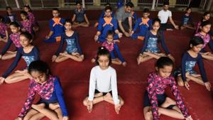 Students performing yoga(Arvind Yadav/HT PHOTO) Students performing yoga(Arvind Yadav/HT PHOTO)