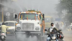 File photo of an EDMC water tanker sprinkles water on NH-24 near Anand Vihar, in New Delhi. Anand Vihar is among the 13 hot spots in Delhi where the air is noxious at most times of the day.(Raj K Raj/HT File) File photo of an EDMC water tanker sprinkles water on NH-24 near Anand Vihar, in New Delhi. Anand Vihar is among the 13 hot spots in Delhi where the air is noxious at most times of the day.(Raj K Raj/HT File)