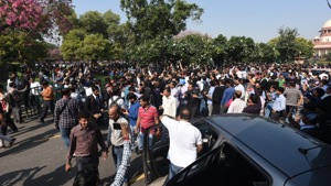 The crowd outside Supreme Court after the judgment on the Ram Janambhoomi-Babri Masjid title dispute.(Sonu Mehta/HT PHOTO) The crowd outside Supreme Court after the judgment on the Ram Janambhoomi-Babri Masjid title dispute.(Sonu Mehta/HT PHOTO)