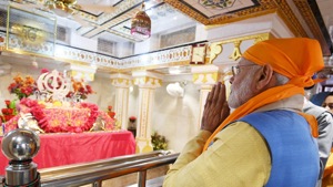 PM Modi paid obeisance at Gurdwara Ber Sahib in Sultanpur Lodhi on the morning of November 9, 2019.(Photo Credit: NarendraModi / Twitter) PM Modi paid obeisance at Gurdwara Ber Sahib in Sultanpur Lodhi on the morning of November 9, 2019.(Photo Credit: NarendraModi / Twitter)