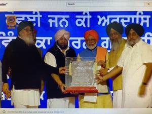 Narendra Modi was praised by Punjab Chief Minister Captain Amarinder Singh and Akali Dal patriarch Parkash Singh Badal for Kartarpur corridor(HT Photo) Narendra Modi was praised by Punjab Chief Minister Captain Amarinder Singh and Akali Dal patriarch Parkash Singh Badal for Kartarpur corridor(HT Photo)