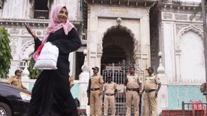 Police personnel deployed outside Bandra Masjid as a precautionary measure in view of Supreme Court's historic verdict on the Ayodhya land case.(PTI Photo) Police personnel deployed outside Bandra Masjid as a precautionary measure in view of Supreme Court's historic verdict on the Ayodhya land case.(PTI Photo)