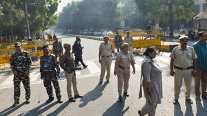 Police personnel stand guard outside the Supreme Court premises ahead of the court's verdict on Ayodhya land case in New Delhi, Saturday, Nov. 9, 2019.(PTI) Police personnel stand guard outside the Supreme Court premises ahead of the court's verdict on Ayodhya land case in New Delhi, Saturday, Nov. 9, 2019.(PTI)