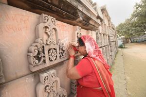 A devotee prays at Ramjanmabhoomi Nyas kaaryashala in Ayodhya.(PTI) A devotee prays at Ramjanmabhoomi Nyas kaaryashala in Ayodhya.(PTI)