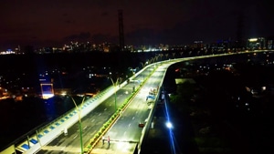 A new flyover expected to reduce travel by 30 minutes between Sion and Dharavi in the metropolis stood open for public use from the evening.(Twitter/Devendra Fadnavis) A new flyover expected to reduce travel by 30 minutes between Sion and Dharavi in the metropolis stood open for public use from the evening.(Twitter/Devendra Fadnavis)