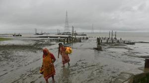 Cyclone Bulbul lashed Bangladesh overnight, killing two people, injuring scores and damaging homes but prompt evacuations saved many lives and the worst was over. (Photo Samir Jana/ Hindustan Times) Cyclone Bulbul lashed Bangladesh overnight, killing two people, injuring scores and damaging homes but prompt evacuations saved many lives and the worst was over. (Photo Samir Jana/ Hindustan Times)