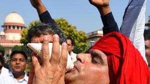 A Hindu devotee blows the conch in celebration after the verdict in the Ram Janmabhoomi Babri Masjid case at Supreme Court.(Sanchit Khanna/HT PHOTO)