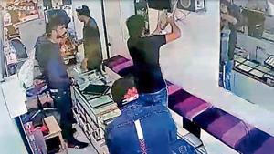 The gang robbed a jewellery shop in Begampur.(Photo Screengrab) The gang robbed a jewellery shop in Begampur.(Photo Screengrab)