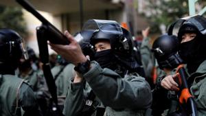 A police officer points his weapon during an anti-government demonstration in Hong Kong, China, November 10, 2019. REUTERS/Ahmad Masood(REUTERS) A police officer points his weapon during an anti-government demonstration in Hong Kong, China, November 10, 2019. REUTERS/Ahmad Masood(REUTERS)
