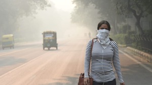 Experts said that the air pollution levels will remain in the higher end till Wednesday, after which the wind speeds are expected to pick up for at least three days, till Sunday.(Arvind Yadav / HT Photo) Experts said that the air pollution levels will remain in the higher end till Wednesday, after which the wind speeds are expected to pick up for at least three days, till Sunday.(Arvind Yadav / HT Photo)