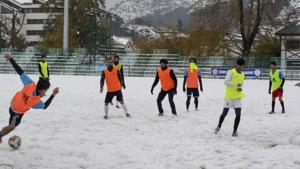 Real Kashmir Football Club (RKFC) players during a practise session.(PTI) Real Kashmir Football Club (RKFC) players during a practise session.(PTI)