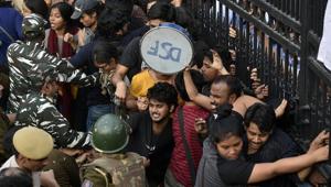 Students of JNU protesting against fee hike outside All India Council For Technical Education during JNU convocation, clash with police persionnel in New Delhi, India, on Monday.(Biplov Bhuyan/HT PHOTO) Students of JNU protesting against fee hike outside All India Council For Technical Education during JNU convocation, clash with police persionnel in New Delhi, India, on Monday.(Biplov Bhuyan/HT PHOTO)