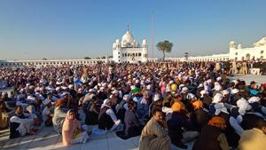 700 Indian pilgrims crossed over to Pakistan to visit Darbar Sahib gurdwara on Tuesday even though Pakistani authorities waived a $20 service fee.(Sameer Sehgal / Hindustan Times) 700 Indian pilgrims crossed over to Pakistan to visit Darbar Sahib gurdwara on Tuesday even though Pakistani authorities waived a $20 service fee.(Sameer Sehgal / Hindustan Times)