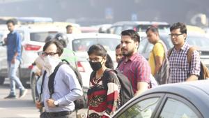 People wearing anti pollution face masks, at National Highway 48, Shankar Chowk, in Gurugram, on Tuesday, November 05, 2019.(Yogendra Kumar/HT PHOTO) People wearing anti pollution face masks, at National Highway 48, Shankar Chowk, in Gurugram, on Tuesday, November 05, 2019.(Yogendra Kumar/HT PHOTO)