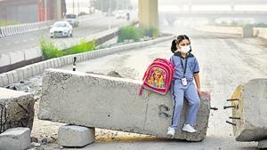 A girl wears a pollution mask in New Delhi. Pneumonia killed an estimated 126,535 children under the age of five in India in 2017, of which 27% were attributable to air pollution.(Biplov Bhuyan/HT PHOTO) A girl wears a pollution mask in New Delhi. Pneumonia killed an estimated 126,535 children under the age of five in India in 2017, of which 27% were attributable to air pollution.(Biplov Bhuyan/HT PHOTO)
