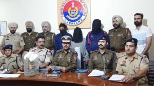 Police commissioner Rakesh Agrawal giving details regarding the arrest of the three accused (faces covered) in Ludhiana on Wednesday.(Harsimar Pal Singh/HT)