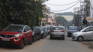 According to commuters, the problem persists because private companies in the area do not have sufficient space in their basements, which leads to illegal parking and traffic congestion.(Yogendra Kumar/HT PHOTO) According to commuters, the problem persists because private companies in the area do not have sufficient space in their basements, which leads to illegal parking and traffic congestion.(Yogendra Kumar/HT PHOTO)