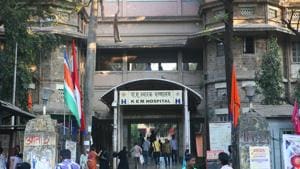 KEM Hospital has said there is no provision for compensation in such cases. Prince’s father Pannalal filed a complaint on Wednesday.(HT file photo) KEM Hospital has said there is no provision for compensation in such cases. Prince’s father Pannalal filed a complaint on Wednesday.(HT file photo)