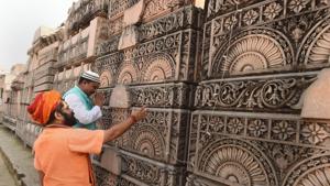 Senior priest Mahant Raju Das of Hanuman Garhi Mandir and a local Muslim leader Babloo Khan at Ram Janmabhoomi Nyas in Ayodhya.(PTI) Senior priest Mahant Raju Das of Hanuman Garhi Mandir and a local Muslim leader Babloo Khan at Ram Janmabhoomi Nyas in Ayodhya.(PTI)