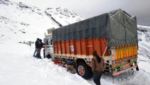 Among those rescued near the pass included a 14-member police party and seven civilians.(HT Photo) Among those rescued near the pass included a 14-member police party and seven civilians.(HT Photo)