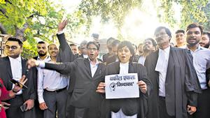 Delhi lawyers suspend 12-day strike following clash with police at Tiz Hazari, to resume work today.(Amal KS/HT PHOTO) Delhi lawyers suspend 12-day strike following clash with police at Tiz Hazari, to resume work today.(Amal KS/HT PHOTO)