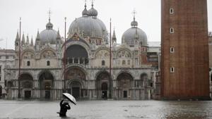 Many people were rising to the challenge of saving Venice’s many treasures.(Luca Bruno/AP) Many people were rising to the challenge of saving Venice’s many treasures.(Luca Bruno/AP)