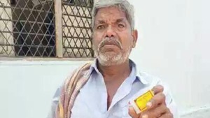 Farmer Jeella Kanakaiah threatening to set ablaze three persons at the office of Chigurumamidi tehsildar in Telangana’s Karimnagar moments before he was overpowered.(Sourced) Farmer Jeella Kanakaiah threatening to set ablaze three persons at the office of Chigurumamidi tehsildar in Telangana’s Karimnagar moments before he was overpowered.(Sourced)