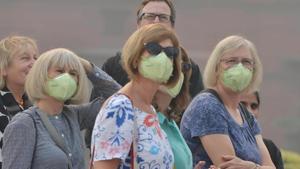 AirAsia will provide pollution masks to its passengers taking flights to Delhi from Bengaluru, Hyderabad, Mumbai and Kolkata.(ANI Photo) AirAsia will provide pollution masks to its passengers taking flights to Delhi from Bengaluru, Hyderabad, Mumbai and Kolkata.(ANI Photo)