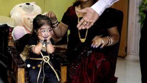 Jyoti Amge (25) along with her mother and father had gone to the USA to attend a function. Jyoti Amge (25) along with her mother and father had gone to the USA to attend a function.