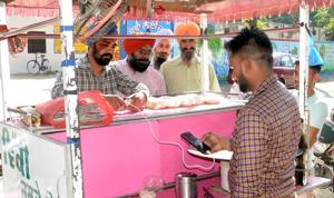 A street food vendor receiving payment through digital method at Gajju Majra village, near Patiala, on Wednesday.(BHARAT BHUSHAN/HT)