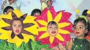 Students of Kids ‘R’ Kids School, Sector 42-C, organised a Parents’ Day enchantment programme.(HT) Students of Kids ‘R’ Kids School, Sector 42-C, organised a Parents’ Day enchantment programme.(HT)