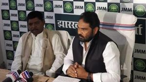 JMM general secretary Vinod Pandey (right) released the sixth list of party candidates for Jharkhand assembly election on Wednesday, November 20, 2019.(HT Photo) JMM general secretary Vinod Pandey (right) released the sixth list of party candidates for Jharkhand assembly election on Wednesday, November 20, 2019.(HT Photo)