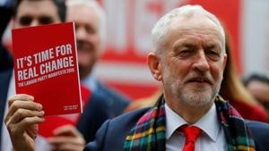 Leader of the Labour Party Jeremy Corbyn holds his party's general election manifesto at its launch in Birmingham, Britain November 21, 2019.(Photo: Reuters) Leader of the Labour Party Jeremy Corbyn holds his party's general election manifesto at its launch in Birmingham, Britain November 21, 2019.(Photo: Reuters)