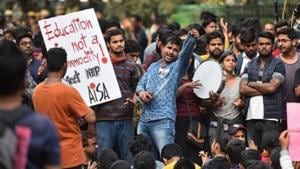 JNU students protesting hostel fee hike.(HT file) JNU students protesting hostel fee hike.(HT file)
