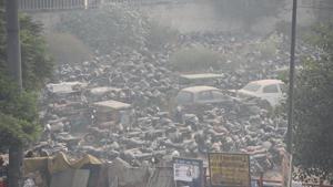 Vehicles in a parking lot during haze and smoggy weather at Shastri Park in New Delhi, on Thursday, November 21, 2019.(Sonu Mehta/HT PHOTO) Vehicles in a parking lot during haze and smoggy weather at Shastri Park in New Delhi, on Thursday, November 21, 2019.(Sonu Mehta/HT PHOTO)