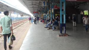 The woman, Manisha Kale, was travelling with her relative from Nerul to Panvel early in the morning.(HT PHOTO.) The woman, Manisha Kale, was travelling with her relative from Nerul to Panvel early in the morning.(HT PHOTO.)