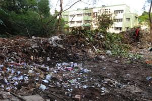 The dump has become a breeding ground for flies and mosquitoes and the stench emanating from there is causing inconvenience to children, pedestrians and residents alike.(Keshav Singh/HT)